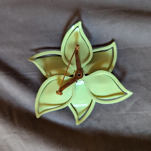 VINTAGE GREEN FLOWER BROOCH - Picture 2 of 2